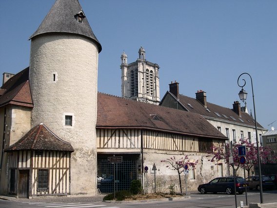  vieille maison avec tour